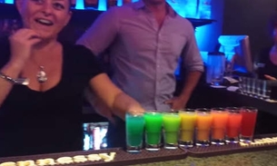 Drink arco-íris: Coqueteleira serve uma cor em cada copo 