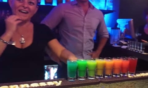 Drink arco-íris: Coqueteleira serve uma cor em cada copo 