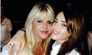 Monique Evans se irrita após ser apontada como namorada de mulher