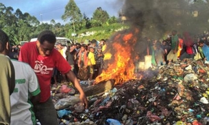 Mulher acusada de bruxaria é queimada viva