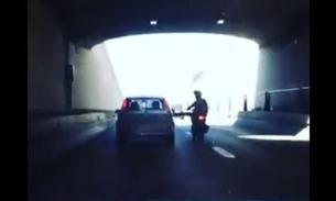 Motoqueiro tentar quebra retrovisor de carro e se dá mal