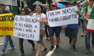 Movimento de professores faz manifestação em Manaus