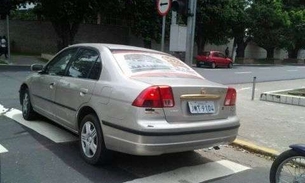 Faixa de pedestre é obstruída por veículo