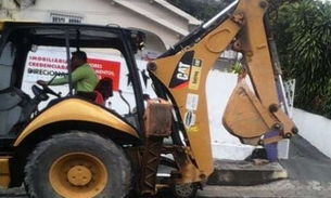 Trator desfila na Maceió enquanto operador fala ao celular