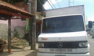Caminhão estaciona em frente à para de ônibus na avenida Tefé