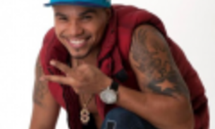 Naldo é vaiado ao ler letra do Hino Nacional em evento