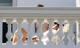 Mulher de Paul McCartney deixa seios à mostra em varanda de hotel