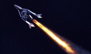 Nave espacial Virgin Galactic faz primeiro teste de motor em voo
