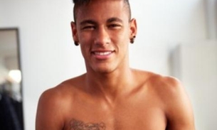  Neymar recebe milhões para posar sem camisa