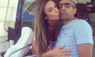 Nicole Bahls assume namoro com Emerson Sheik