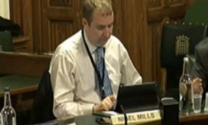 Deputado é flagrado jogando Candy Crush durante expediente no Parlamento