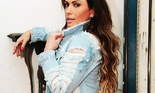 Núbia Oliiver posa provocante e mostra que está com tudo em cima aos 41 anos