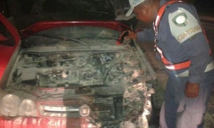 Fiat Palio pega fogo na ponte Rio Negro