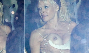  Vestido de Pamela Anderson escorrega e deixa seio completamente à mostra