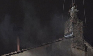 Decisão dos cardeais: primeira fumaça do conclave é preta