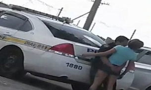 Policial é flagrado dando amasso em mulher durante serviço