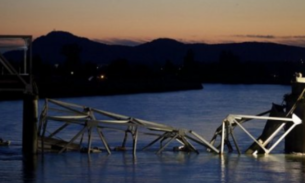 Ponte desaba nos Estados Unidos e carros caem em rio