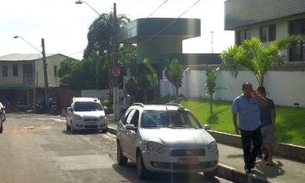 Taxistas fazem ponto de táxi em local onde é proibido estacionar