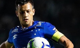 Jogador do Cruzeiro, Henrique despenca com carro em penhasco em acidente