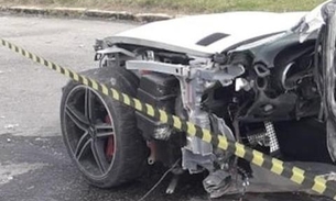 Grave acidente deixa carro de luxo partido ao meio; Veja fotos 