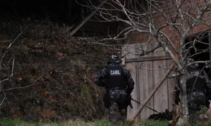 Menino de 7 anos presencia morte da avó, incêndio em casa e sequestro da irmã