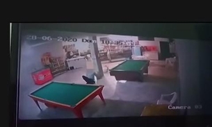 Vídeo: Dono de bar é agredido após pedir para cliente usar máscara
