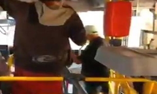 Vídeo: homem com faca expulsa passageiro sem máscara de ônibus