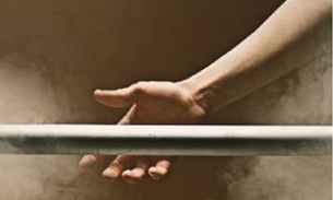 Mulher descobre traição e destrói carro de luxo de noivo 