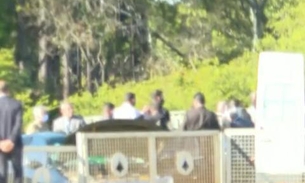 Carro do comboio sofre acidente na chegada de Bolsonaro ao Planalto