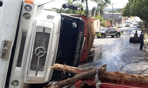 Carreta tomba em ladeira e destrói oficina em Manaus 