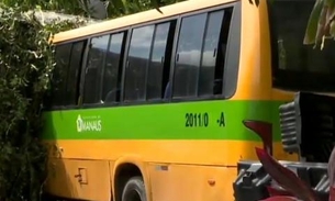 Micro-ônibus perde o freio e invade casa em Manaus 
