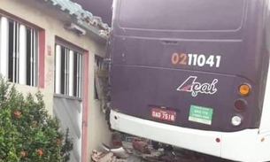 Ônibus invade residência ao tentar subir ladeira em rua de Manaus 