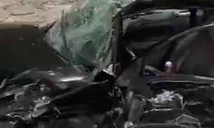 Carro fica totalmente destruído após grave acidente em Manaus