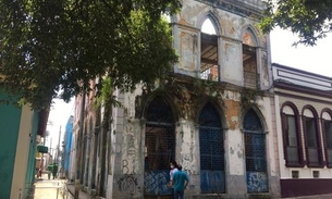 Prédio antigo é invadido e tem obra embargada no Centro Histórico de Manaus 