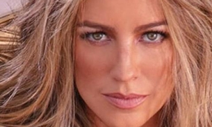 Luana Piovani posa completamente nua durante banho