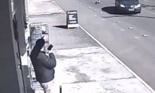 Vídeo mostra criança sendo arremessada de carro em movimento 