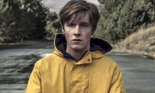 Astro de Dark, Louis Hofmann aparece de nu frontal em filme