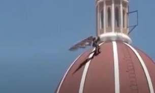 Saiba a verdade sobre vídeo mostrando demônio em telhado de igreja 