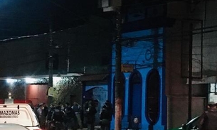 Veja momento que polícia entra em residência onde idosos são reféns em Manaus