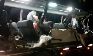 Vídeos mostram agonia de feridos após acidente entre micro-ônibus e carreta na AM-010