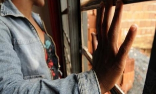 Mulher mantida em cárcere privado escreve bilhete para pedir ajuda  