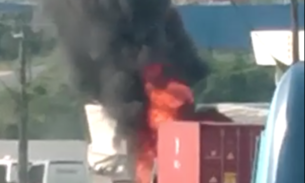 Vídeo mostra carreta em chamas em Manaus; veículo ficou destruído