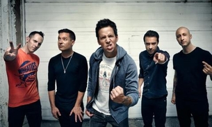 Baixista do Simple Plan deixa a banda e se desculpa após acusações de assédio