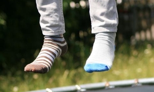 Jovem pula de telhado para cama elástica e o pior acontece; veja