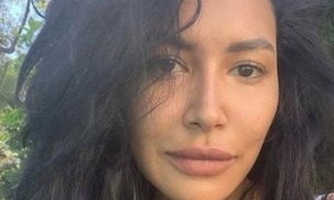 Mãe de Naya Rivera aparece ajoelhada em frente ao lago onde atriz desapareceu