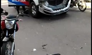 Viatura da PM fica destruída após batida durante perseguição policial em Manaus 