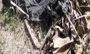 Ao sair para regar plantas em Manaus, mulher encontra  jovem desovado em campo 