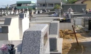 Homem invade cemitério e viola caixões com vítimas de Covid-19