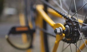 Ciclista desvia de buraco em rua e morre atropelado por ônibus 