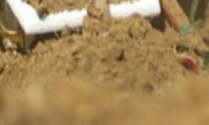 Mulher desenterra cadáver do filho e tenta trocar a fralda do recém-nascido 